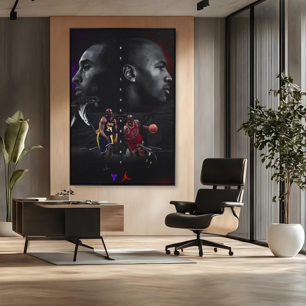 Tablou canvas cu tablou canvas cu michael jordan si kobe bryant, in rama de aluminiu negru, pe perete intr-un birou